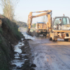 Maquinària treballant per poder obrir la carretera entre Montoliu de Lleida i Albatàrrech.