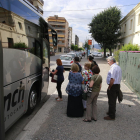 Pasajeros tomando ayer el autobús alternativo al tren entre Balaguer y La Pobla de Segur.