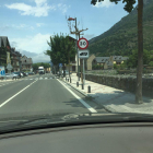 Una de las nuevas señales en Bossòst que limita la velocidad de los camiones a 30 Km/h en la travesía.