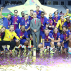 La plantilla del Barça celebra el títol del món aconseguit a Doha.