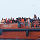 Salvamento Marítimo con las personas rescatadas en las aguas andaluzas. 