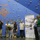 Al centre, la mare, l’esposa i la filla de Juanjo Garra, i a la dreta el pòster.