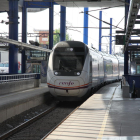 Imatge d’un tren Avant a l’arribar a l’estació de Lleida.