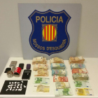 Imatge de la droga, els diners i els estris decomissats al detingut pels Mossos.