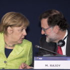 Angela Merkel conversa con Mariano Rajoy durante el Congreso del Partido Popular Europeo (PPE).