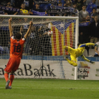 Oyarzabal celebra el gol ante la estirada de Oliveros.