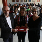 El vicerector Joan Biscarri, Loli Manciñeiras (biblioteca UdL) i Maria Bohigas, amb les cartes del poeta.