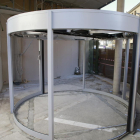 Esta semana se ha colocado la estructura circular de la puerta giratoria. 