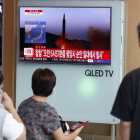 Ciudadanos surcoreanos observan las noticias sobre el lanzamiento norcoreano.