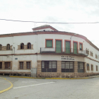 La fachada de las antiguas escuelas de Torres de Segre.