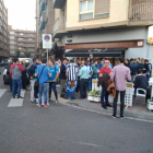Confraternización  -  Seguidores del Lleida y de la Real Sociedad compartieron los bares de los alrededores del estadio, en los minutos previos a la disputa del encuentro.