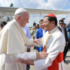El arzobispo de Rangún recibió ayer al papa Francisco a su llegada al aeropuerto de Rangú.