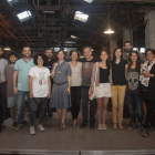 Foto de familia de los organizadores y buena parte de los artistas participantes en el Embarrat (i) y Laura Llaneli, una de las ganadoras de esta edición, ante su obra. 