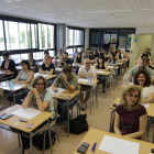 Asspirantes a las oposiciones al cuerpo de profesores de FP, antes de iniciar las pruebas en Lleida.