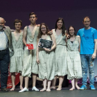 Los jóvenes de La Inestable 21, junto con su director, Antonio Gómez, tras recibir el premio. 