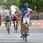 Thibaut Pinot celebra la victoria de ayer en la penúltima etapa del Giro.