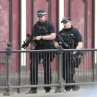 Imagen de dos agentes de la policía patrullando a pie los alrededores del Manchester Arena.
