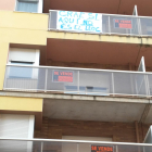 Los vecinos han colgado carteles de “Se vende” como protesta.