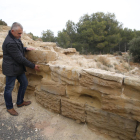 L’alcalde de Sucs, Guillem Boneu, mostrant les ruïnes del complex.