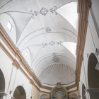 Las capillas quedarán a la espera de la intervención de los restauradores (i) mientras que las pinturas del techo ya lucen su forma definitiva.
