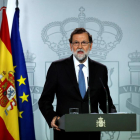 El president del Govern central, Mariano Rajoy, anunciant el cessament del Govern de la Generalitat.