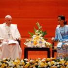 El Papa Francisco, con la premio Nobel de la paz Aung San Suu Kyi. 