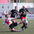 El delantero Vendrell del Alpicat intenta driblar a un futbolista del Rubí en una acción del partido. 