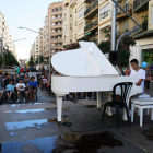 La plaça Ricard Viñes de Lleida, un auditori ahir a l’aire lliure amb un piano a disposició del públic.