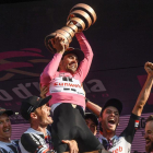 Dumoulin con el trofeo que le acredita como campeón del Giro del centenario.