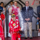 Sebastian Vettel celebra la victòria al podi del GP de Mònaco, acompanyat per Kimi Raikkonen i Daniel Ricciardo.