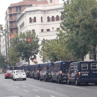 Una desena de furgonetes de la Policia Nacional, davant de l'Estonnac de Lleida