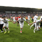 Els jugadors de la Cultural Leonesa celebren l’ascens a Segona A al derrotar el Barça B.