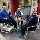 Tres pensionistas hablaban ayer sobre la situación política en un bar de Lleida.
