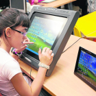 Una alumna con discapacidad visual, utilizando una pantalla adaptada en clase.