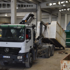 Un camión cargando residios en Bellver para llevarlos al horno incinerador de La Comella, en Andorra.