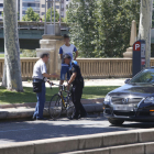 Un agent amb la bicicleta del ferit.