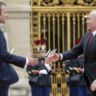 El presidente francés, Emmanuel Macron, saluda a su homólogo ruso, Vladimir Putin.