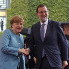 Mariano Rajoy y la canciller alemana, Angela Merkel, a su llegada a la reunión de ayer.