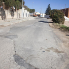 Vista de la calle La Pau de Tàrrega, con el pavimento deteriorado.