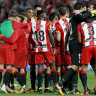  Els jugadors del Girona celebren la històrica victòria davant del Madrid al finalitzar el partit. 