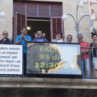El momento de la puesta en marcha del cronómetro en el balcón del ayuntamiento de Tàrrega.
