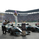 Lewis Hamilton celebra eufòric, pujat al cotxe, el quart títol mundial.
