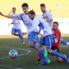 Varios jugadores del Mollerussa protegen el balón ante la presión de un jugador del Castellserà.