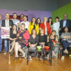 Foto de familia de los actores del grupo teatral BAT y los organizadores del ciclo Entretemps. 