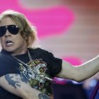Axl Rose en un momento del concierto de este martes en Bilbao.