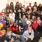Alumnos del colegio Santa Anna que ayer acudieron disfrazados con motivo del Halloween.