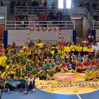 Uns 200 nens i nenes d’una vintena d’equips de tot Catalunya van participar en aquesta jornada Handbolicat a Agramunt.