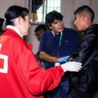 La Cruz Roja atiende a los inmigrantes recién llegados
