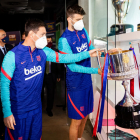Leo Messi i Gerard Piqué van col·locar ahir el trofeu de la Copa del Rei al Museu del FC Barcelona.