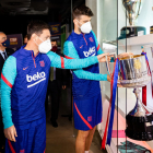 Leo Messi y Gerard Piqué colocaron ayer el trofeo de la Copa del Rey en el Museu del FC Barcelona.